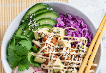 Almuerzo Grez: Ensalada de Salmón Keto con salsa Tahini ensalada-salmon-keto