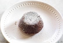 Pastel de lava de chocolate Keto