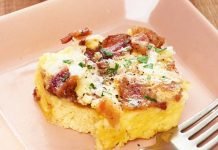 Unos ricos bocadillos de huevo con tocino y queso gruyere al desayuno