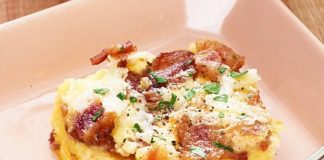 Unos ricos bocadillos de huevo con tocino y queso gruyere al desayuno