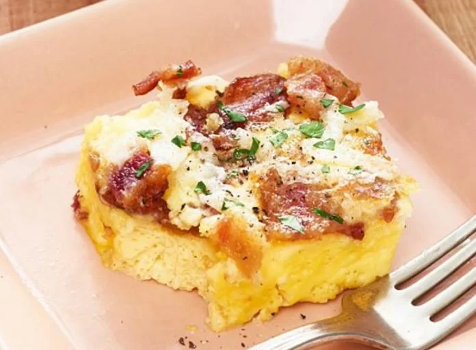 Unos ricos bocadillos de huevo con tocino y queso gruyere al desayuno