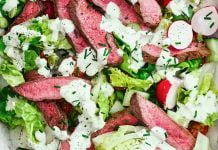 Bistec a las brasas con un aderezo de queso azul y ensalada Bistec a las brasas con aderezo Método Grez