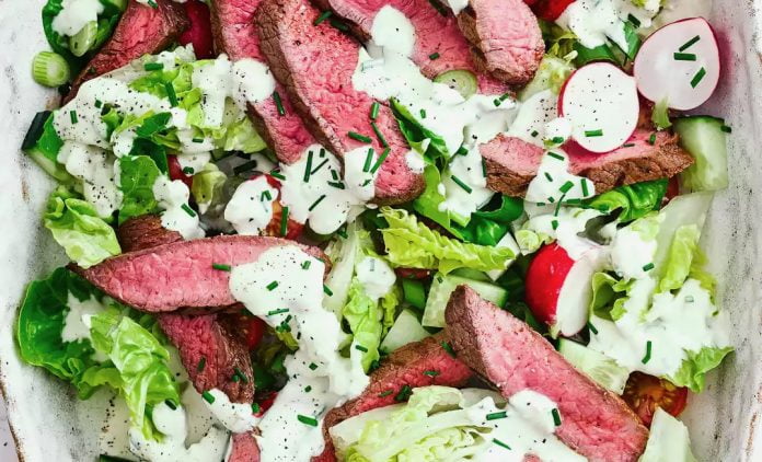 Bistec a las brasas con un aderezo de queso azul Bistec a las brasas con aderezo Método Grez