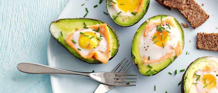 Palta al Horno con Salmon Ahumado y Huevo Palta con Salmon