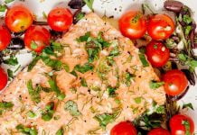 Salmón con tomates, ajo, aceitunas y hierbas Método Grez Salmón asado a fuego lento, llena de sabores